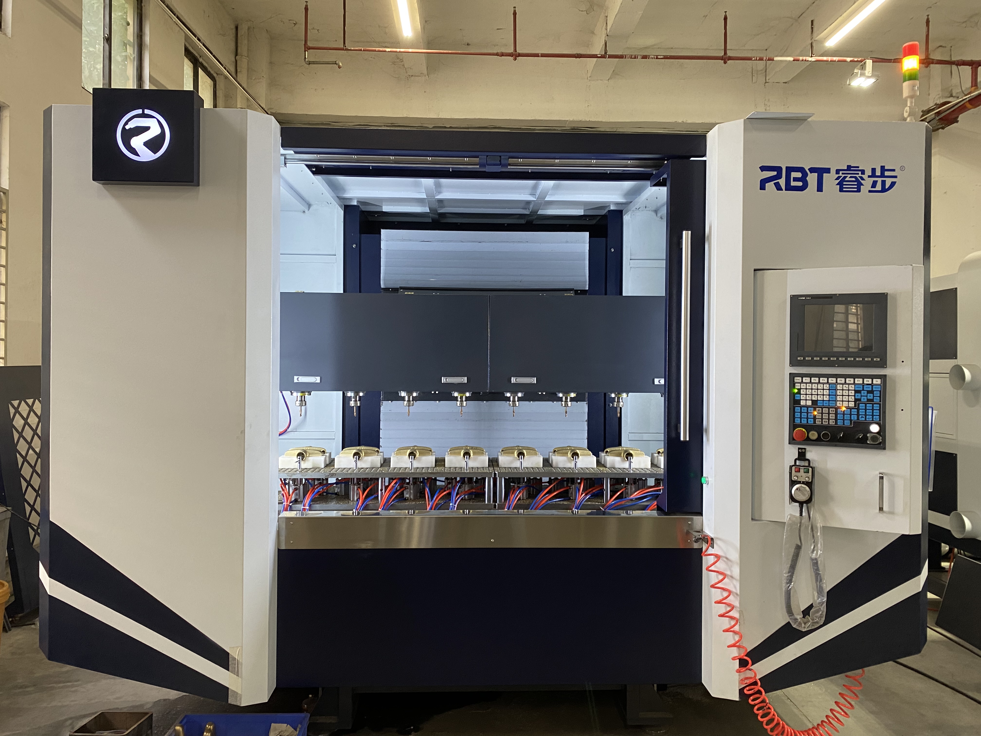 Máquina peladora de pulido CNC de 8 estaciones RBT para fabricación de grifos con aprobación CE