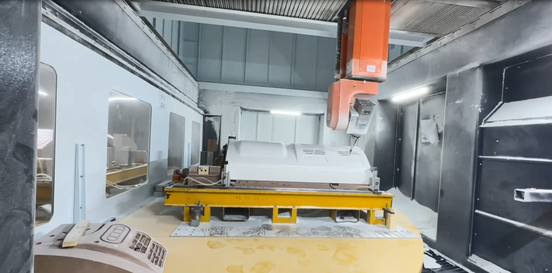  Máquina enrutadora cnc de cinco ejes con mesa doble 