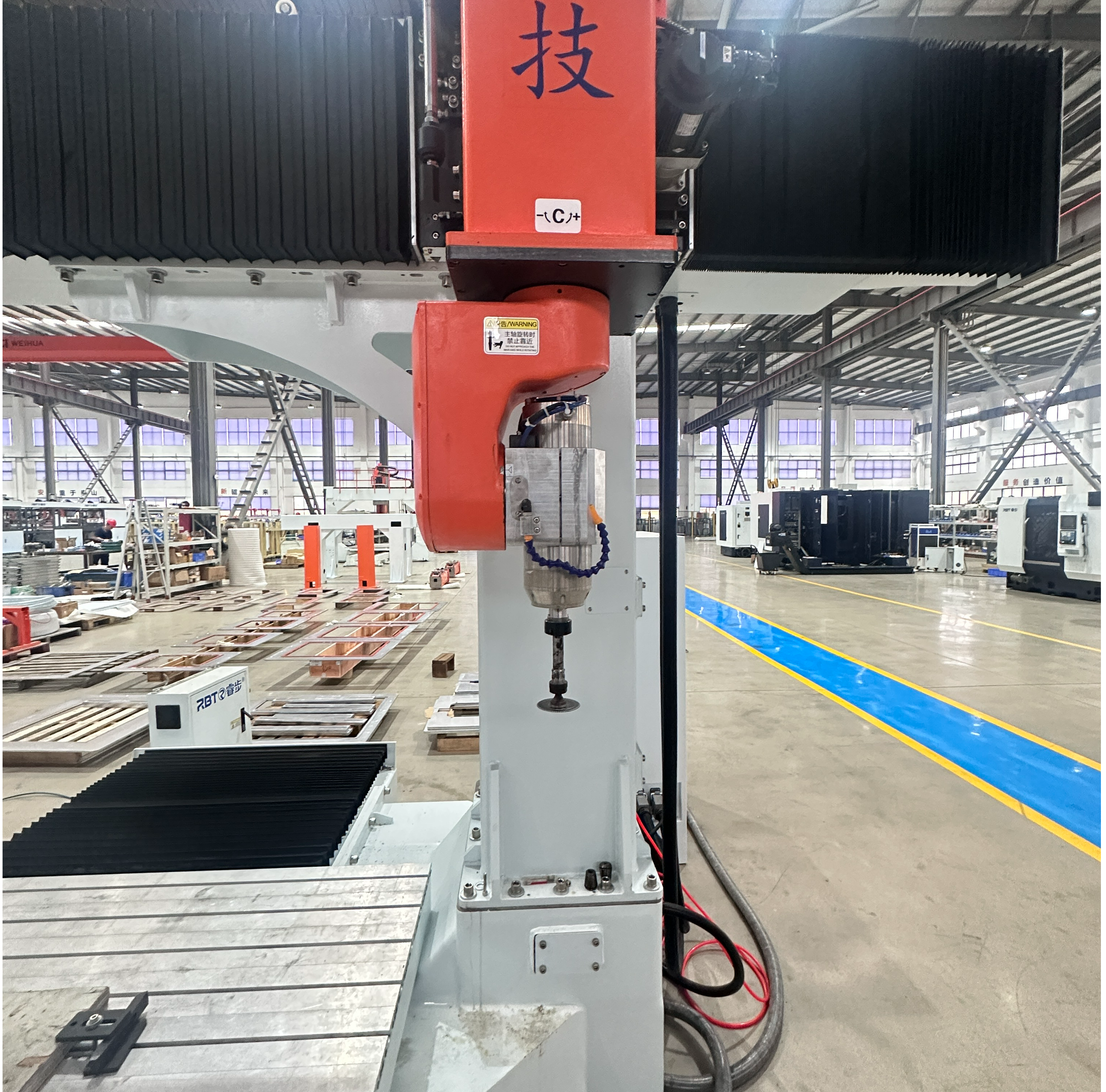 Enrutador CNC de 5 eje aprobado con CE con una doble mesa de trabajo para procesamiento de moho PP/PE/PC/PET/ABS