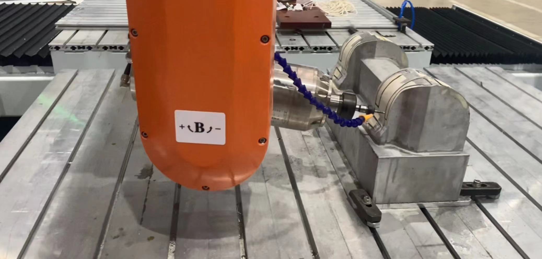 18Centro de mecanizado cnc de cinco ejes para procesamiento de moldes de aluminio.