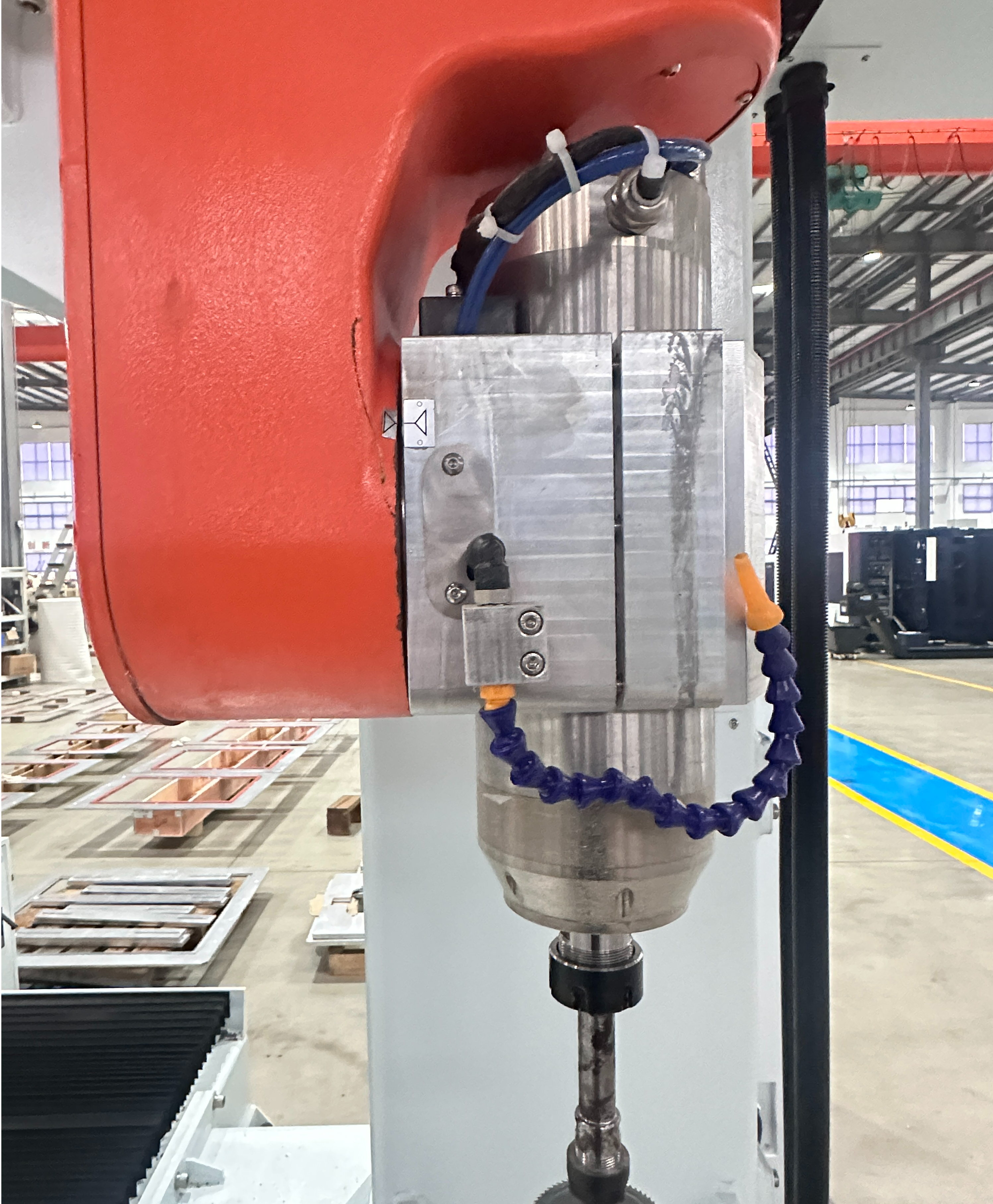 Enrutador CNC de 5 eje aprobado con CE con una doble mesa de trabajo para procesamiento de moho PP/PE/PC/PET/ABS