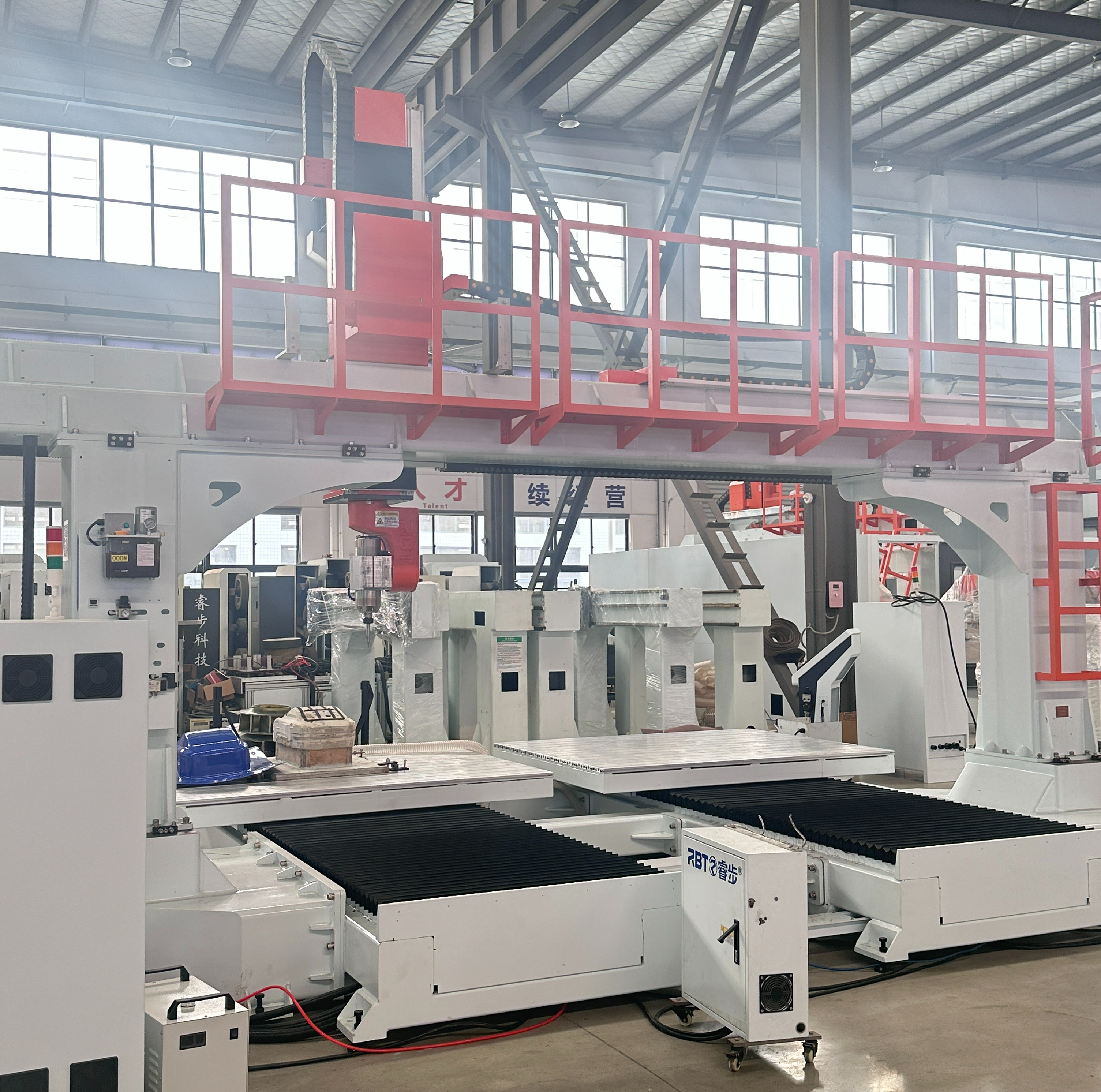 Enrutador CNC de 5 eje aprobado con CE con una doble mesa de trabajo para procesamiento de moho PP/PE/PC/PET/ABS