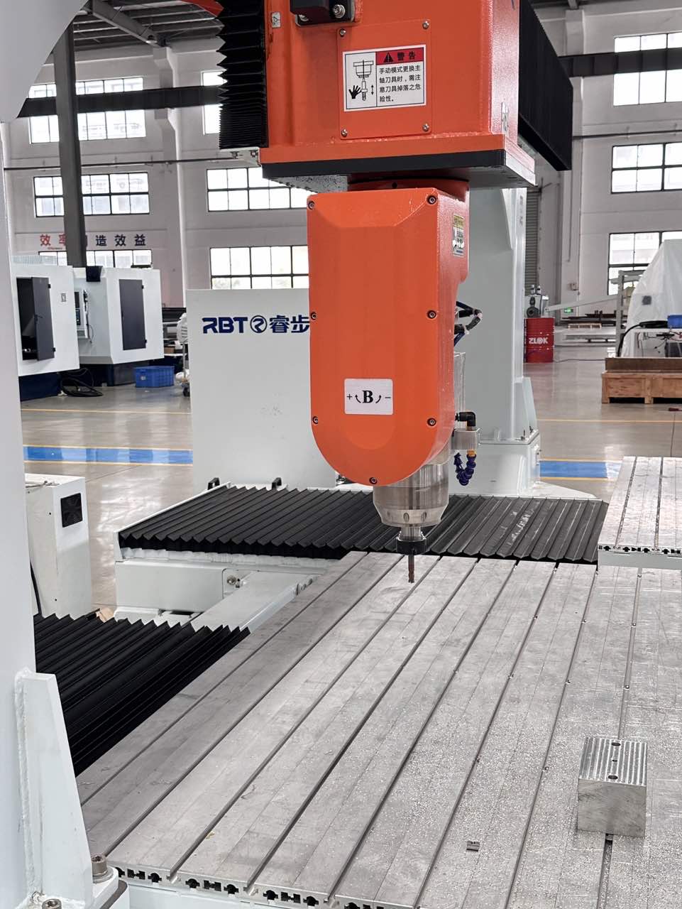 Enrutador CNC de 5 eje aprobado con CE con una doble mesa de trabajo para procesamiento de moho PP/PE/PC/PET/ABS