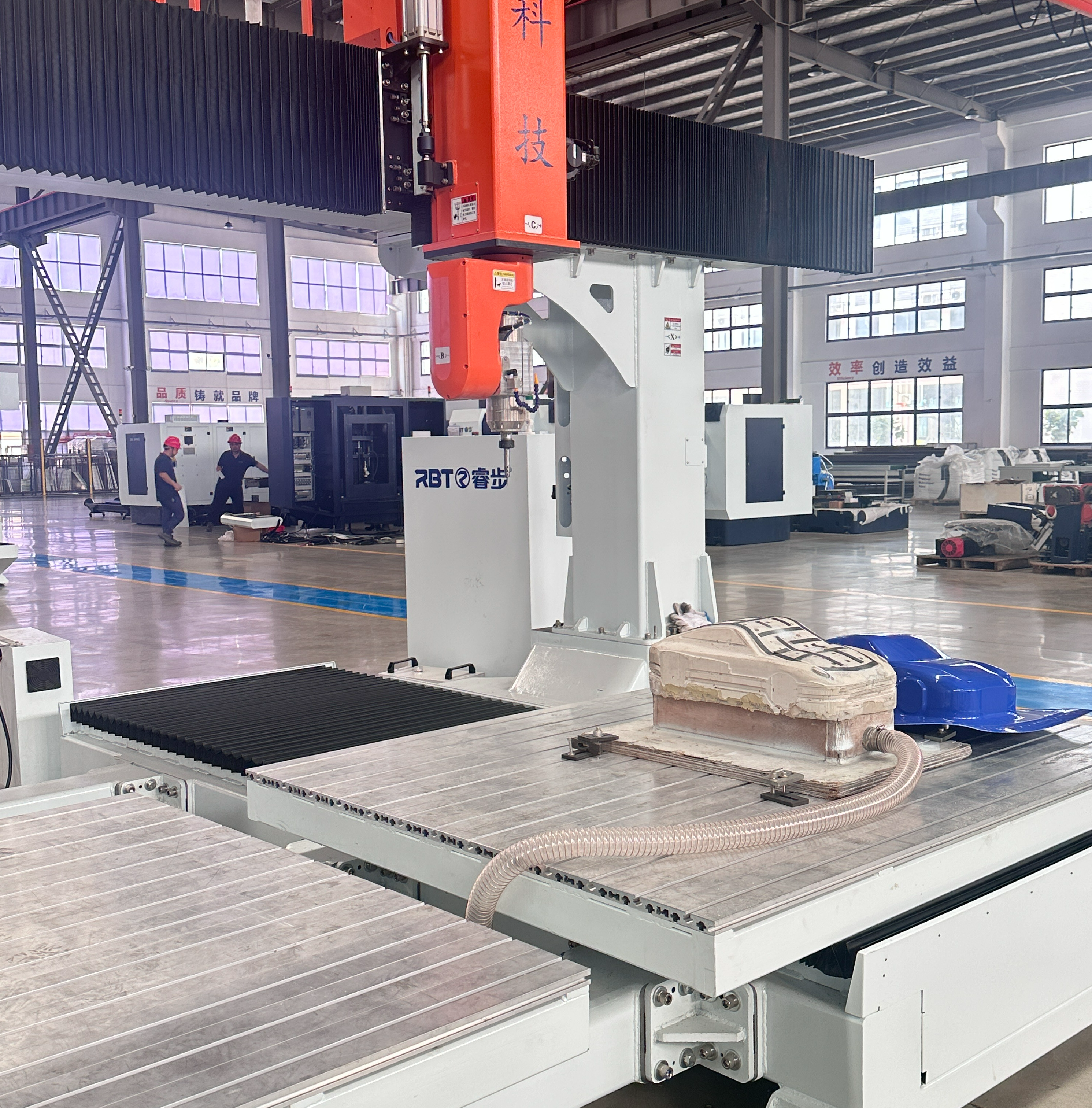 Enrutador CNC de 5 eje aprobado con CE con una doble mesa de trabajo para procesamiento de moho PP/PE/PC/PET/ABS