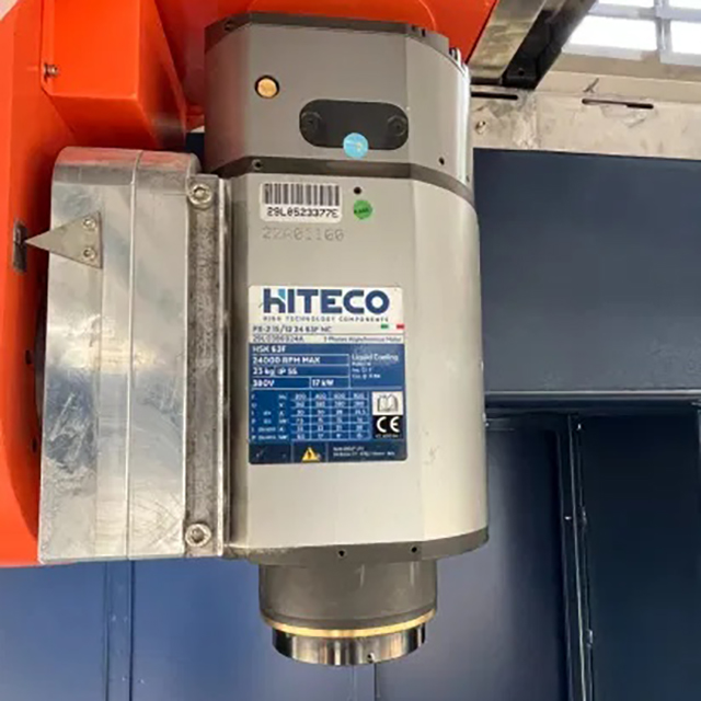 Máquina CNC de 5 ejes con mesa giratoria para mecanizado de plástico