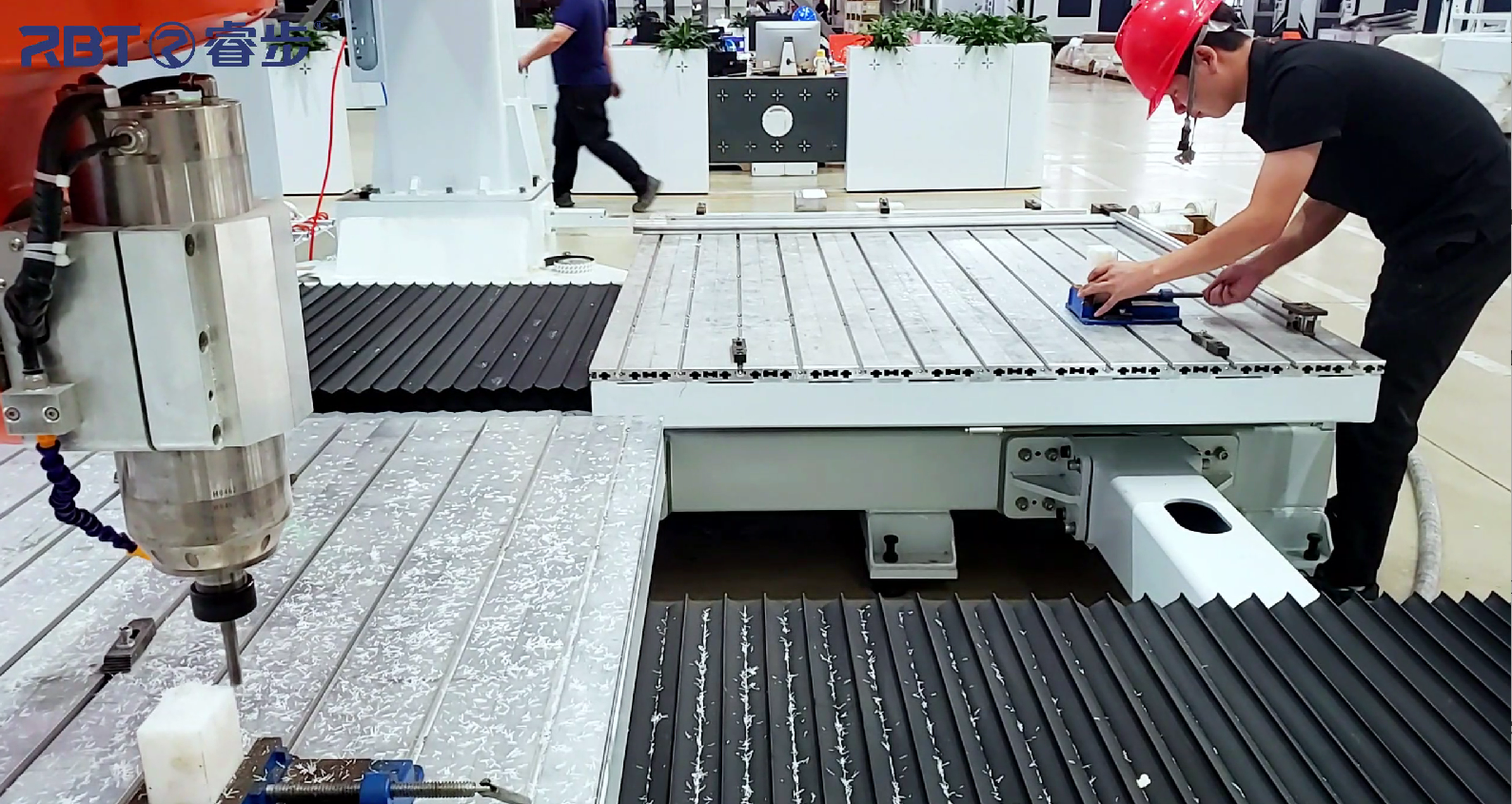 M&aacute;quina CNC de 5 eje con mesa gemela